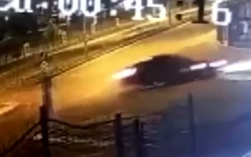 kaldırımdan seken otomobil
